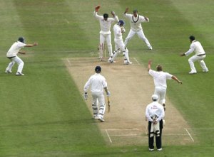 warne-bowls-strauss-400